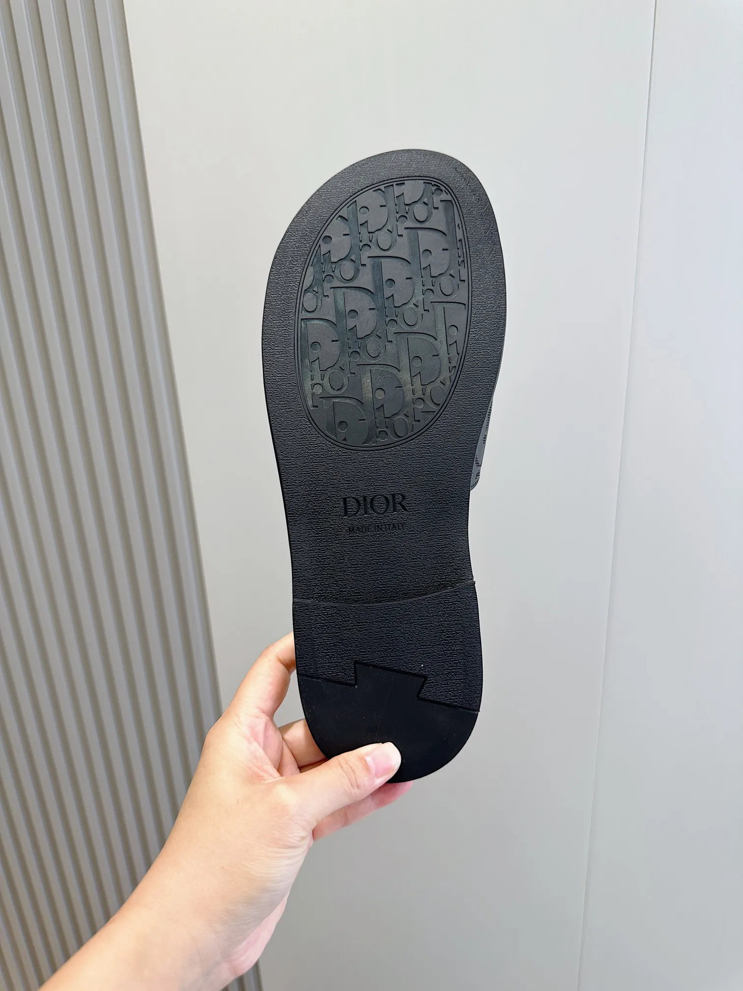 P320 Dior Alias ​​Men's Genuine Leather Slippers This Alias ​​sandal is new for summer, showing casual and elegant style. Carefully crafted from grained cow leather and Oblique printed fabric, with cowhide lining! Cross strap design. The imported cowhide leather and rubber sole adds sophistication and comfort, while Oblique print-effect anti-slip panels add style. Size: 39-44 (customized at 38.45)